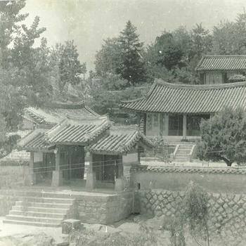 Empty and abandoned Sungyang Academy in Kaesŏng (North Korea). 1957.